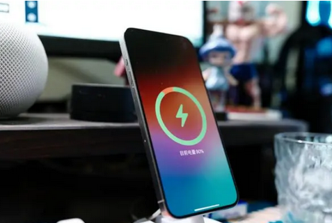 洪江苹果15换屏服务分享用什么充电器给iPhone15充电更好 